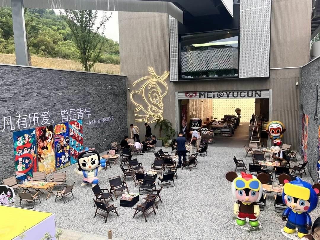 在浙江省湖州市安吉縣天荒坪鎮(zhèn)余村拍攝的國(guó)漫主題咖啡店。銳聆 攝