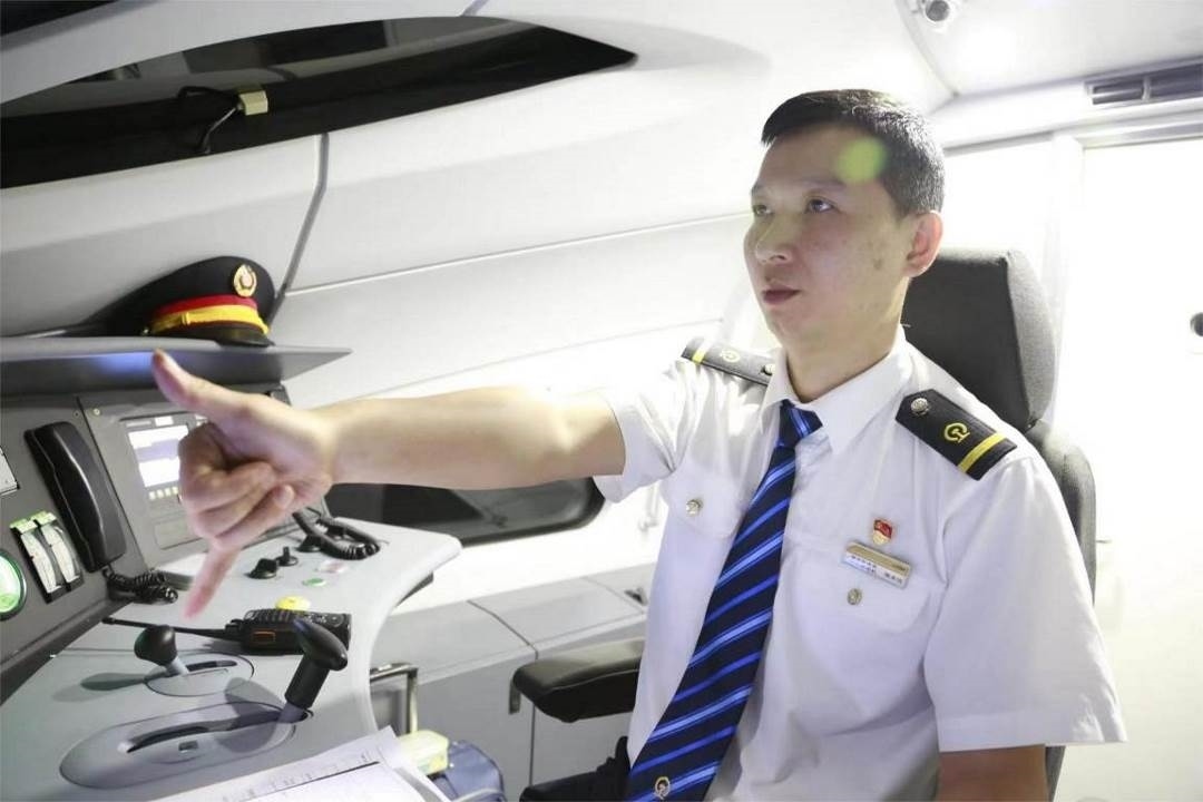 陳承儀駕駛動車組列車執(zhí)行標(biāo)準(zhǔn)作業(yè)。陳巍攝