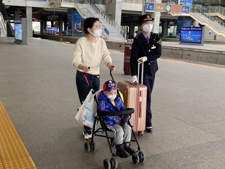 鄭海珠在站臺上引導(dǎo)旅客乘車。南昌鐵路供圖