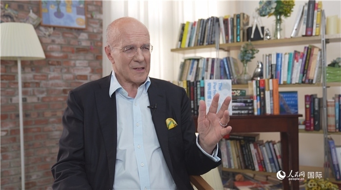 西蒙·溫切斯特接受人民網(wǎng)采訪。人民網(wǎng)記者 劉寧攝