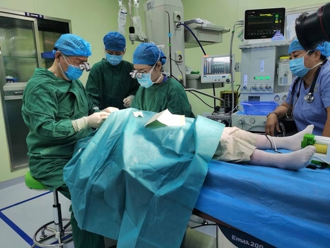 5歲的丹增貴吉正接受雙眼斜視矯正手術(shù)。人民網(wǎng)記者 李棟攝