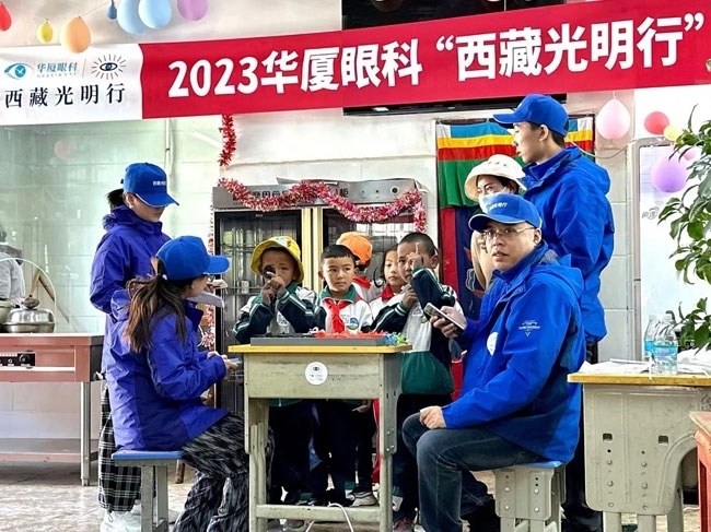 華廈眼科醫(yī)務(wù)人員對(duì)當(dāng)?shù)厣倌陜和M(jìn)行近視、弱視、斜視篩查。人民網(wǎng)記者 李棟攝