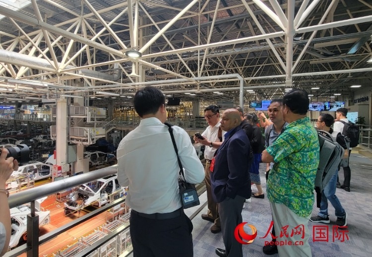 外媒記者在廣汽埃安車間參觀。人民網(wǎng) 寧玉瑛攝