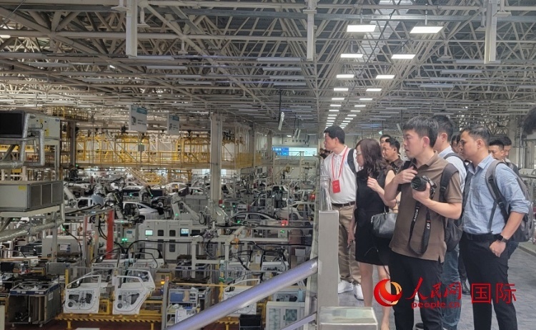 外媒記者在廣汽埃安車間參觀。人民網(wǎng) 寧玉瑛攝