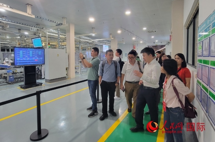 廣汽埃安工作人員向外媒記者進(jìn)行介紹。人民網(wǎng) 寧玉瑛攝