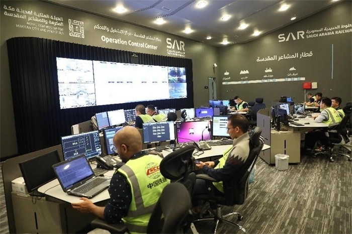 中外工作人員在控制室工作。中國鐵建供圖