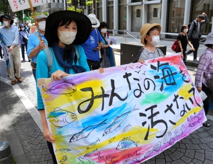 2023年6月20日，日本民眾在福島縣政府周圍舉行抗議活動，強烈反對核污水排海計劃，呼吁保護漁業(yè)資源。圖片來源：《朝日新聞》