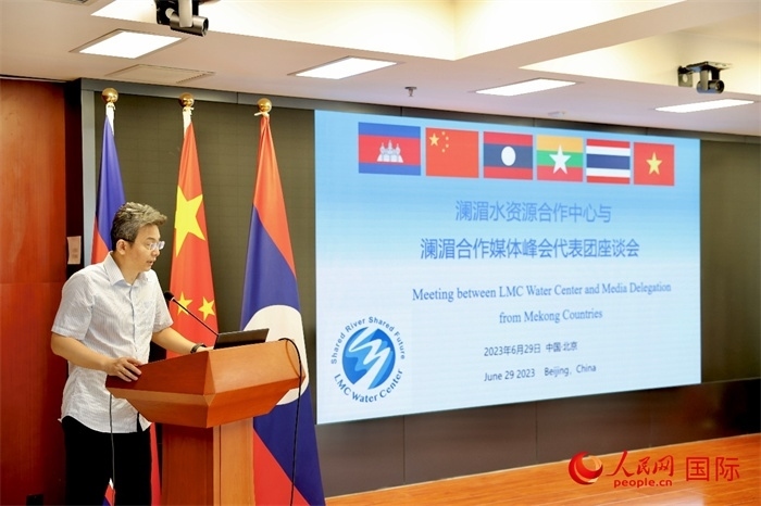 由瀾湄六國有關(guān)部門及主流媒體等組成的采訪團(tuán)與中方代表在瀾湄水資源合作中心舉行座談會(huì)。水利部國際合作與科技司副司長、一級巡視員、瀾湄水資源合作聯(lián)合工作組中方組長李戈發(fā)表講話。（人民網(wǎng) 李世奇攝）