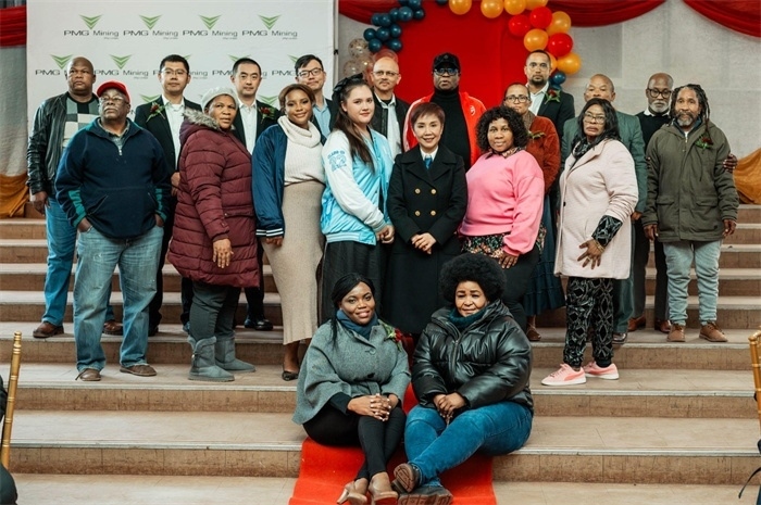 PMG礦業(yè)公司股東和管理團(tuán)隊(duì)和演講嘉賓合影。（圖片來源：廣西大錳南非PMG礦業(yè)有限公司）