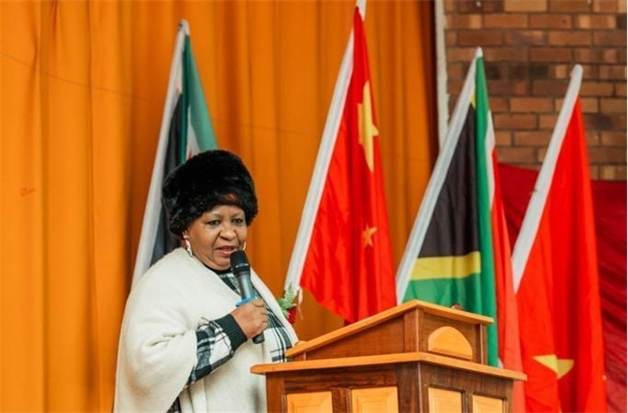 Magdeline Mokwena女士致辭。（圖片來源：廣西大錳南非PMG礦業(yè)有限公司）