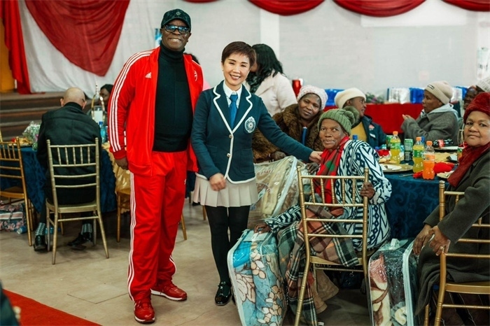 Micheal Mohala中將、黃琳與社區(qū)老人合影。（圖片來源：廣西大錳南非PMG礦業(yè)有限公司）