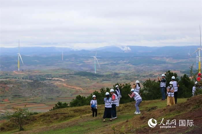 瀾湄記者團(tuán)在富源西風(fēng)電基地拍照“打卡”。（人民網(wǎng) 李發(fā)興攝）