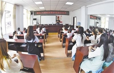  圖②：法院干警向參加活動的學(xué)生和家長講解暑假安全教育知識。