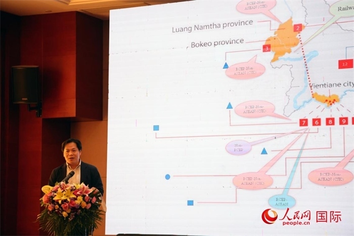 老撾計劃與投資部發(fā)展研究院院長史提羅斯·拉斯福尼在活動現場發(fā)言。人民網記者楊一攝
