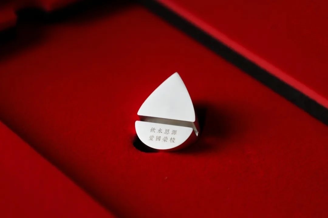 上海交通大學(xué)發(fā)布2023年錄取通知書禮盒。校方供圖