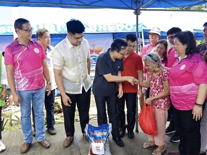 中國駐菲律賓大使館向部分馬榮火山受災(zāi)家庭分發(fā)賑災(zāi)物資。中國駐菲律賓大使館供圖