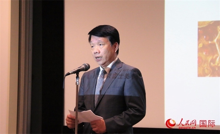 中國(guó)駐日本大使館文化處公使銜參贊致辭。（人民網(wǎng) 許可攝）