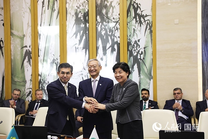 上合組織秘書處、哈駐華使館、上合組織睦鄰友好合作委員會簽署《聯(lián)合行動計劃》。人民網(wǎng) 俄布拉依攝