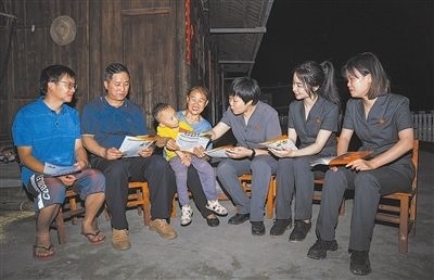 “法治屋場(chǎng)會(huì)”上，法院黨員志愿服務(wù)隊(duì)在給種植戶普及法律知識(shí)。