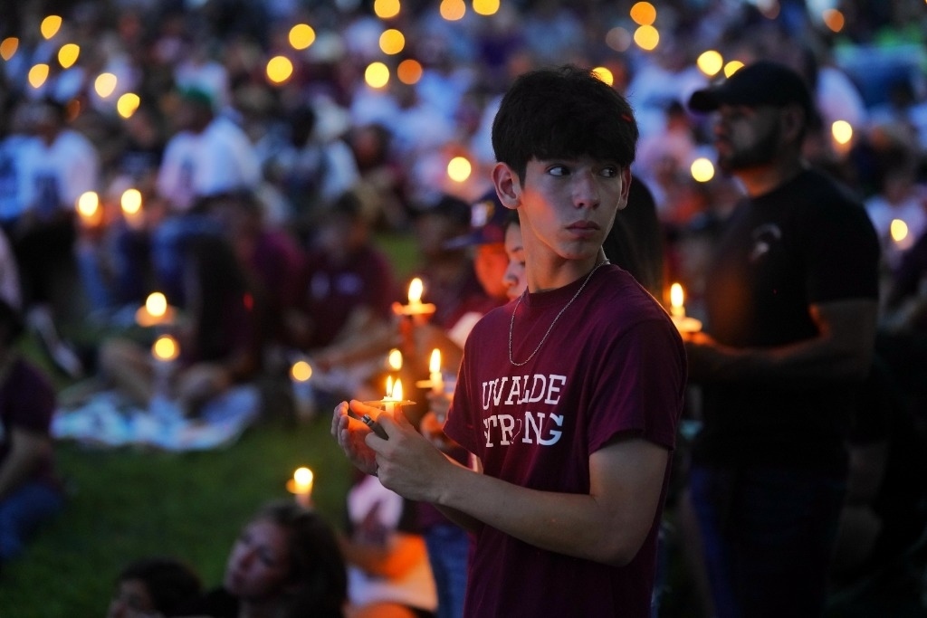5月24日，在美國得克薩斯州小城尤瓦爾迪，人們參加守夜儀式悼念校園槍擊遇害者。當(dāng)日是美國尤瓦爾迪大規(guī)模校園槍擊事件一周年。新華社記者吳曉凌攝
