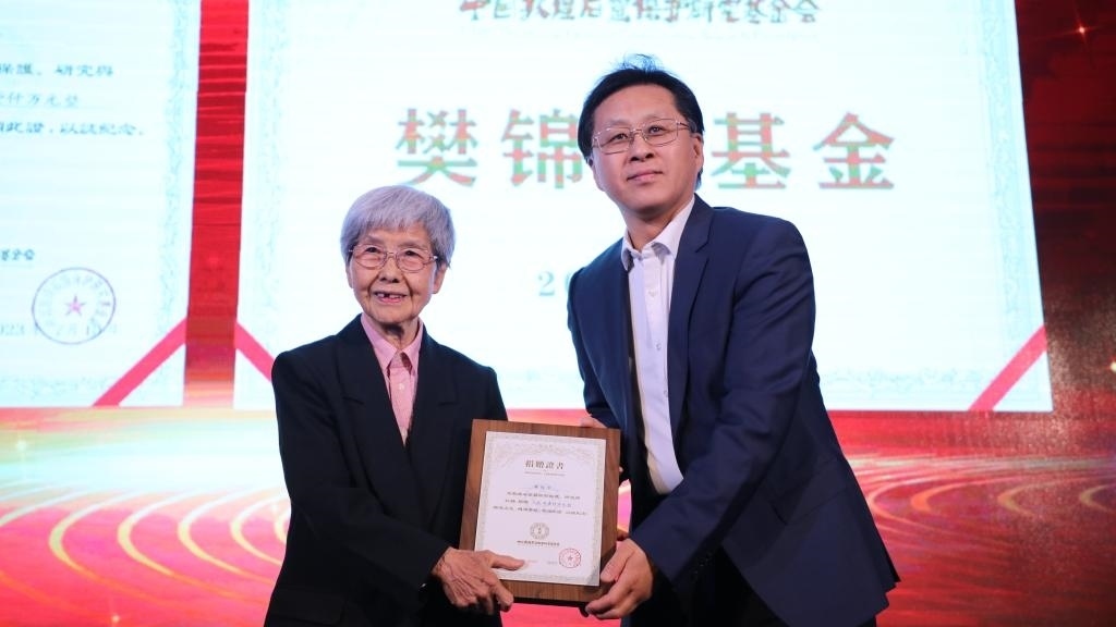 國家文物局黨組成員、副局長解冰（右）為樊錦詩（左）頒發(fā)捐贈證書。新華社記者張睿 攝