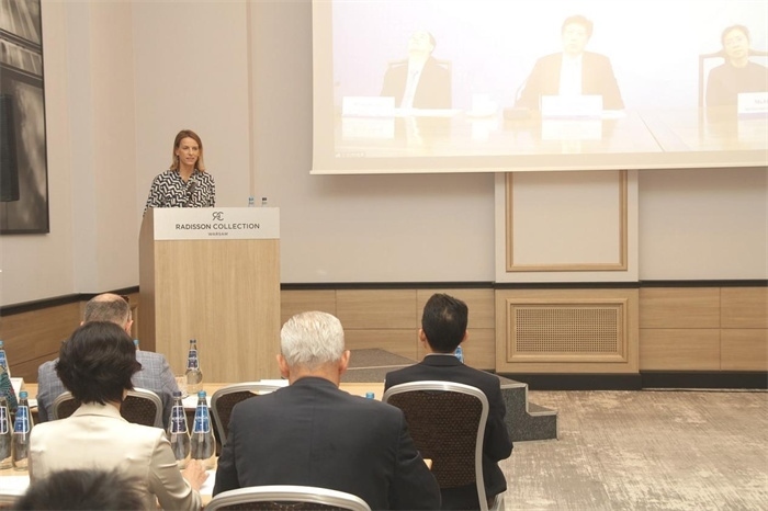 波蘭國(guó)家商會(huì)副主席卡羅麗娜致辭。