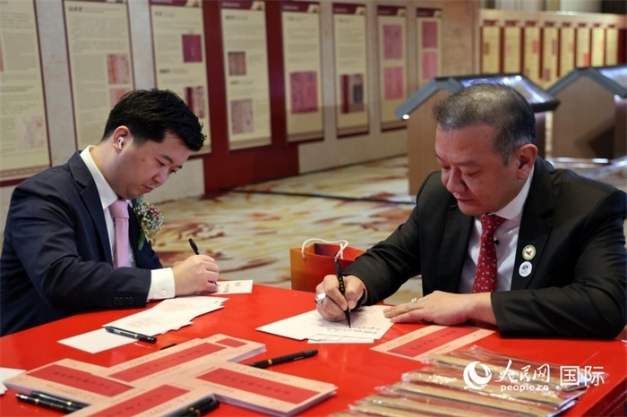 觀眾在展覽現(xiàn)場設(shè)置的體驗區(qū)手寫“批信”。人民網(wǎng)記者楊一攝