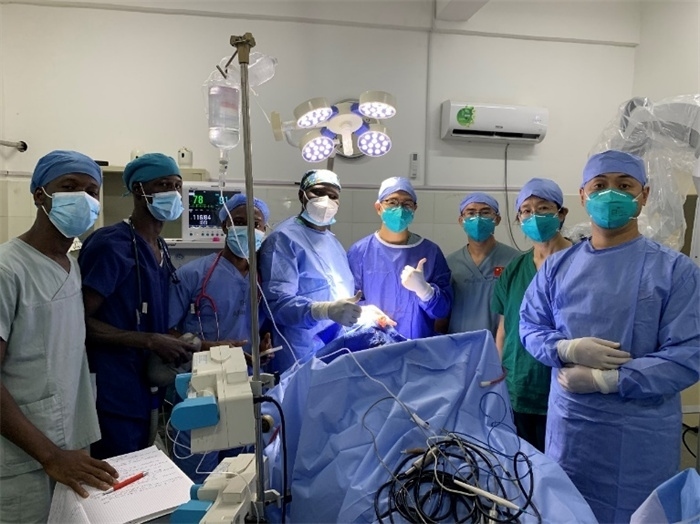 腦膿腫手術(shù)成功，全體參與手術(shù)的醫(yī)務(wù)工作者合影留念。中國第二十九批援幾內(nèi)亞醫(yī)療隊供圖