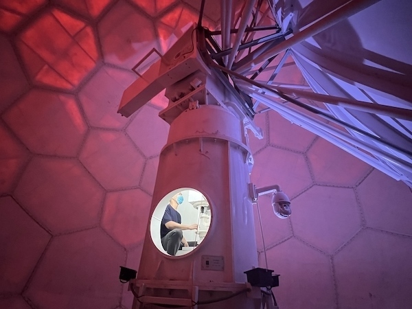 寧德國家天氣雷達站工作人員正在清洗雷達滑環(huán)。人民網(wǎng)高清揚攝