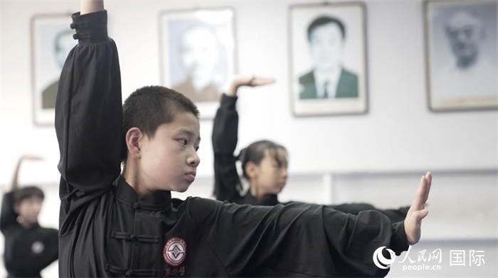 正在練習(xí)劈掛拳的武術(shù)學(xué)童。人民網(wǎng)記者 袁蒙攝