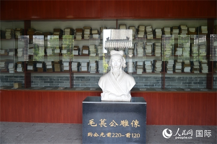 河間詩經(jīng)齋毛萇雕像。雕像后書櫥中陳列的是歷代各版本《詩經(jīng)》及譯本。 人民網(wǎng) 趙昭攝