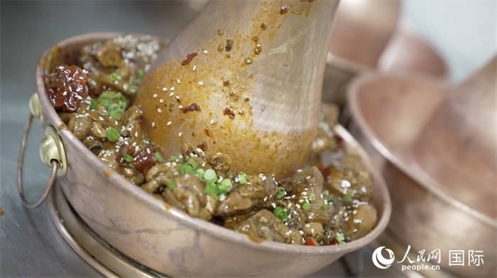 滄州火鍋雞。人民網(wǎng)記者 袁蒙攝