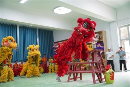 開課儀式現(xiàn)場，疏附縣第一中學(xué)舞獅隊的醒獅表演。