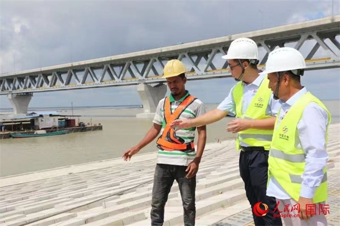 孟加拉國帕德瑪大橋河道整治工程北岸整治區(qū)域長1.5千米，南岸長11.5千米，是目前世界上規(guī)模最大的河道整治工程。人民網(wǎng)記者 孫廣勇攝