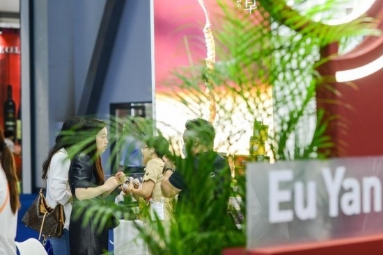 RCEP成員國企業(yè)亮相第三屆消博會。2023年4月12日，參觀者在新加坡企業(yè)余仁生的展臺了解產(chǎn)品。新華社記者王澤聰攝