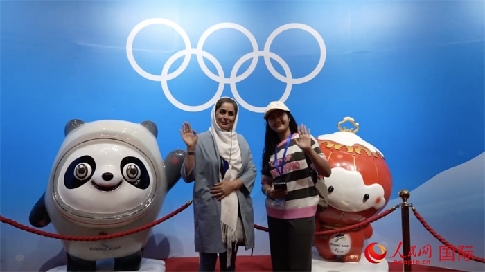 “上合小記者”與2022北京冬奧會吉祥物合影。實習生 方明軒攝