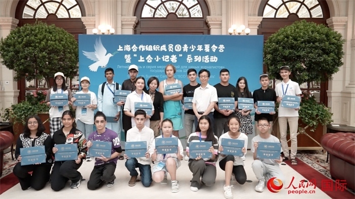 主辦單位為“上合小記者”頒發(fā)證書。實習生 方明軒攝