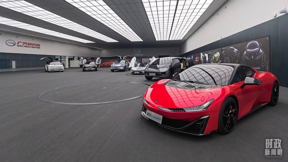 今年4月，習近平考察廣汽埃安新能源汽車股份有限公司，了解企業(yè)推動制造業(yè)高端化、智能化、綠色化等情況。（總臺央視記者石丞拍攝）