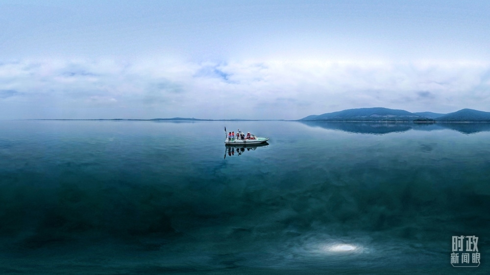 丹江口水庫，工作人員正在采集水樣。（總臺國廣記者李晉拍攝）