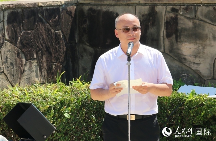 昆明市副市長安恩法在紀念儀式上致辭。人民網(wǎng) 許可攝