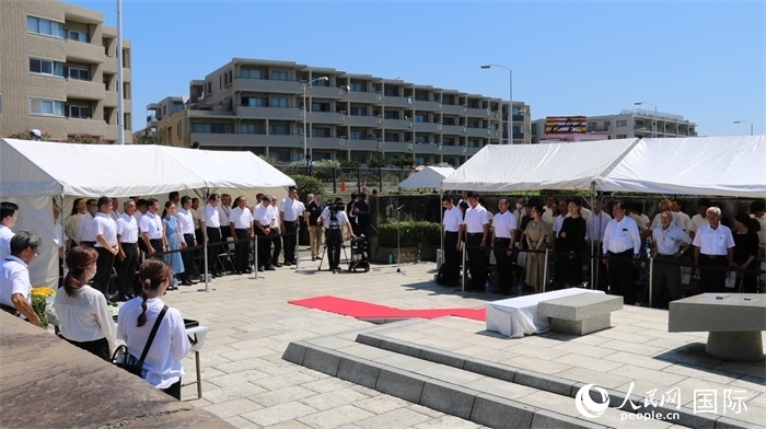 參加紀念活動者全體起立默禱。人民網(wǎng) 許可攝