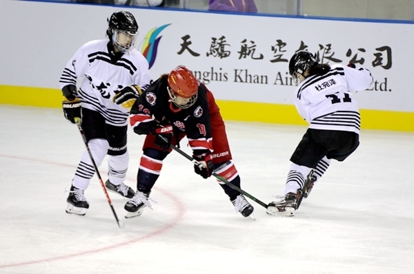 上海隊(duì)田博雅(中)與黑龍江隊(duì)杜宛澤爭(zhēng)搶。人民網(wǎng)記者 胡雪蓉?cái)z