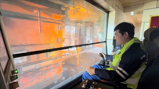 國家電投內(nèi)蒙古公司南露天煤礦裝車站司機(jī)石繼立的操縱下，一次性60噸的煤炭穩(wěn)穩(wěn)裝入車廂。人民網(wǎng) 金洪花攝