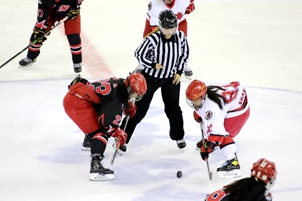 北京隊球員呂悅(左)與上海隊球員黃滟爭球。人民網記者 胡雪蓉攝