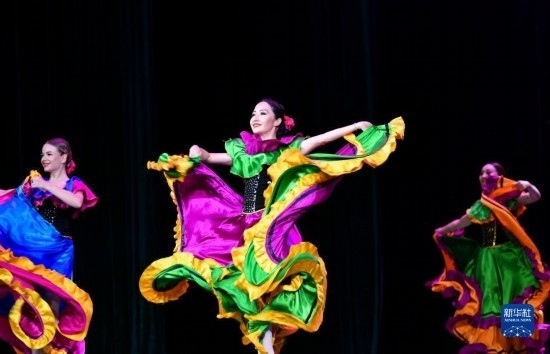 7月21日，哈薩克斯坦薩爾塔納國家舞蹈團的演員在演出。