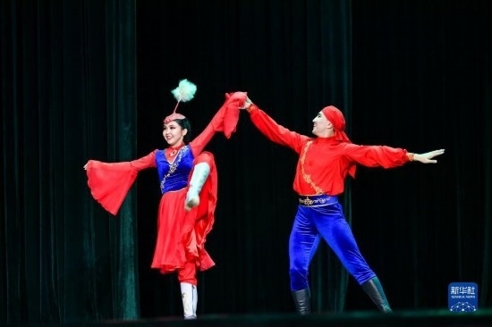 7月21日，哈薩克斯坦薩爾塔納國家舞蹈團的演員在演出。