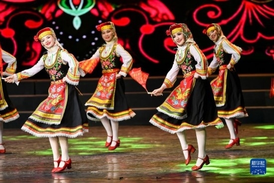 7月21日，哈薩克斯坦薩爾塔納國家舞蹈團的演員在演出。