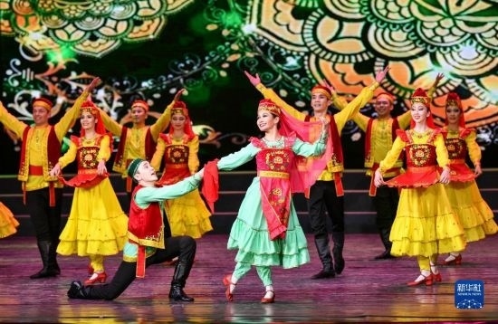 7月21日，哈薩克斯坦薩爾塔納國家舞蹈團的演員在演出。