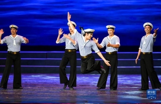 7月21日，哈薩克斯坦薩爾塔納國家舞蹈團的演員在演出。