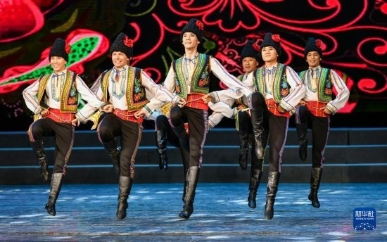 7月21日，哈薩克斯坦薩爾塔納國家舞蹈團的演員在演出。